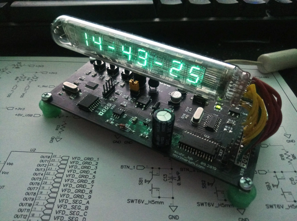 Собранное устройство. Часы на ВЛИ (VFD) ИВ-18